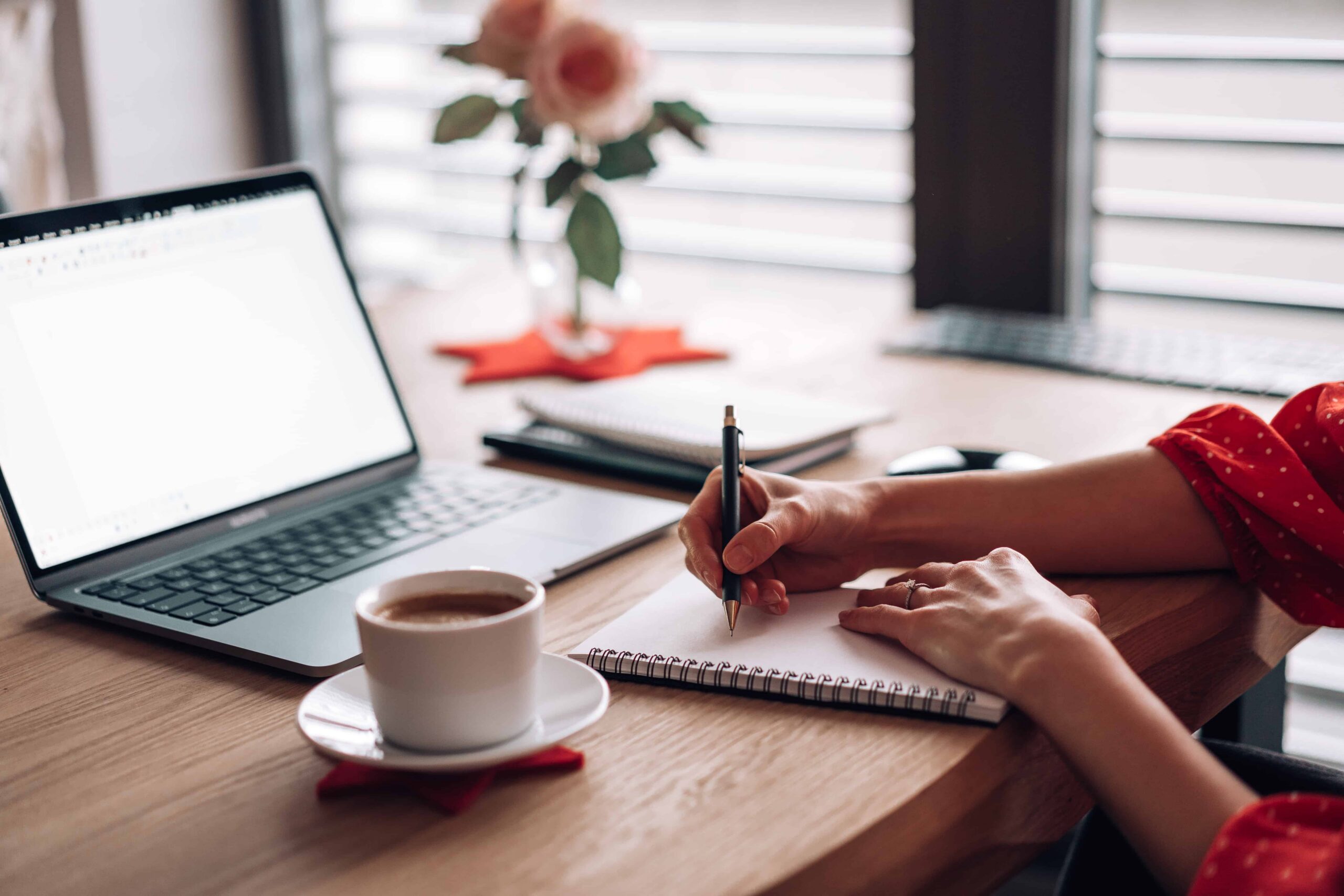 Laptop, anteckningsbok och kaffe – att planera och skriva sin roman